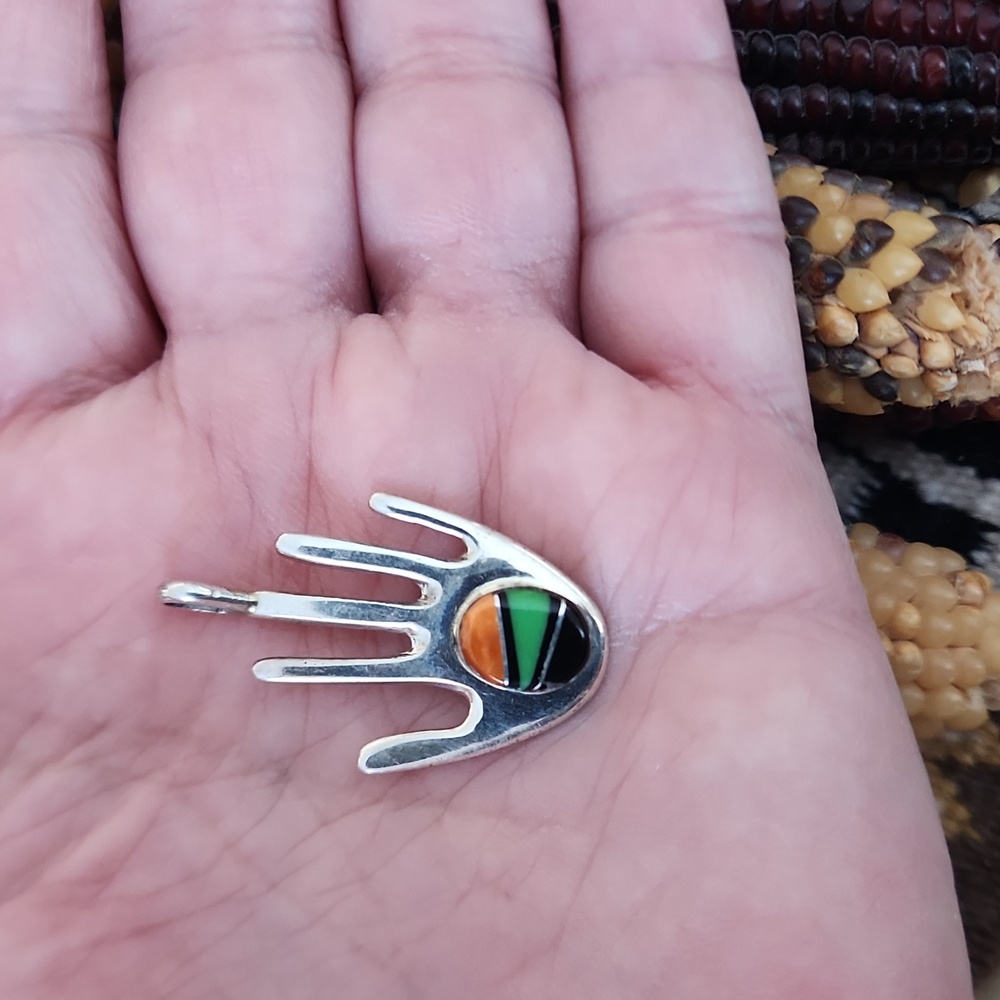 Beautiful NWOT Native American Navajo Multi-stone Inlaid Hand Pendant 🖤🤚❤️ - Picture 7 of 9